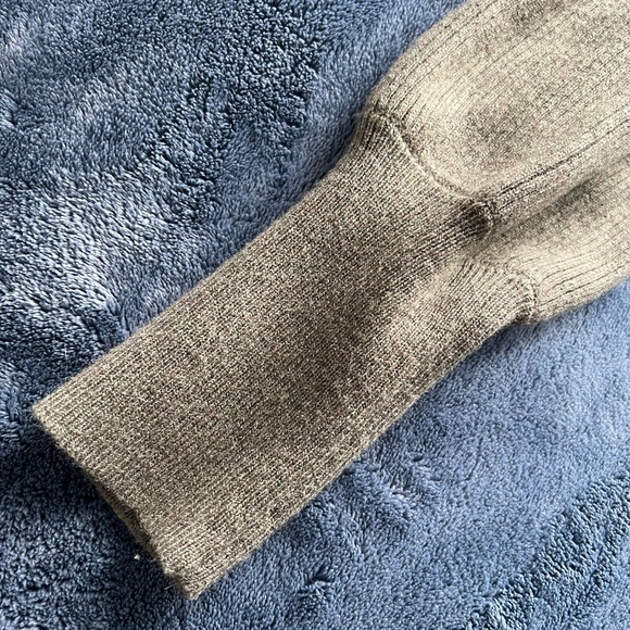 Gap V-neck Sweater - Picture 3 of 3